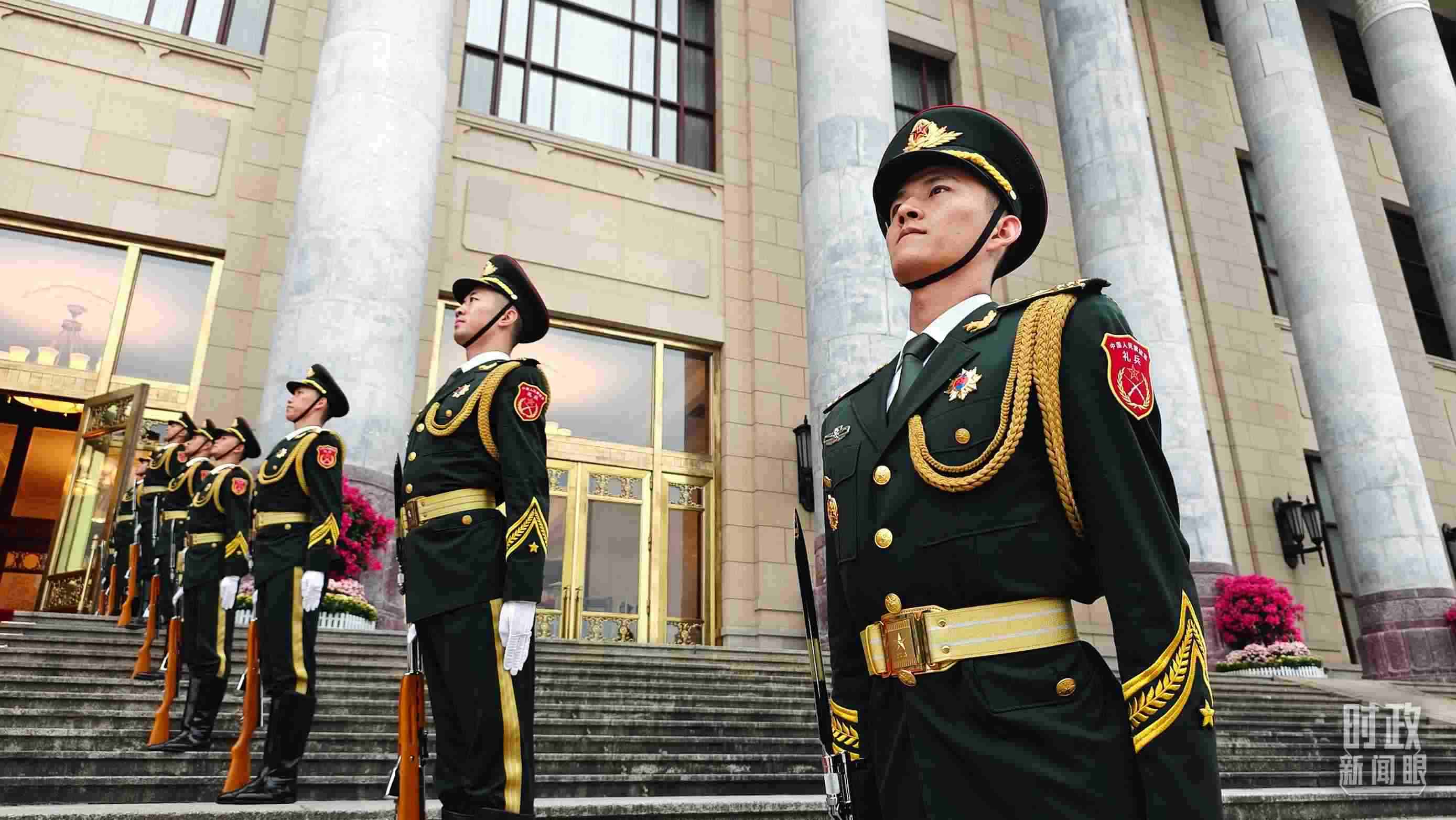  △人民大會堂外，禮兵列隊歡迎外國領(lǐng)導(dǎo)人。（總臺央視記者韓銳拍攝）