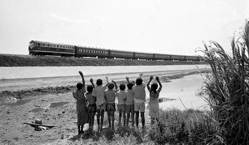 贊比亞魯西瓦西湖畔的少年兒童歡迎坦贊鐵路的列車通到他們的家鄉(xiāng)（1976年攝）。