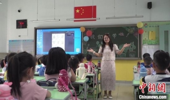 圖為衡水市新苑小學，老師正在給學生講開學第一課的內(nèi)容。王天祥 攝