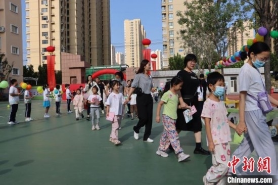 圖為衡水市新苑小學，小學一年級新生佩戴“夢想徽章”后，步入校園 。王天祥 攝
