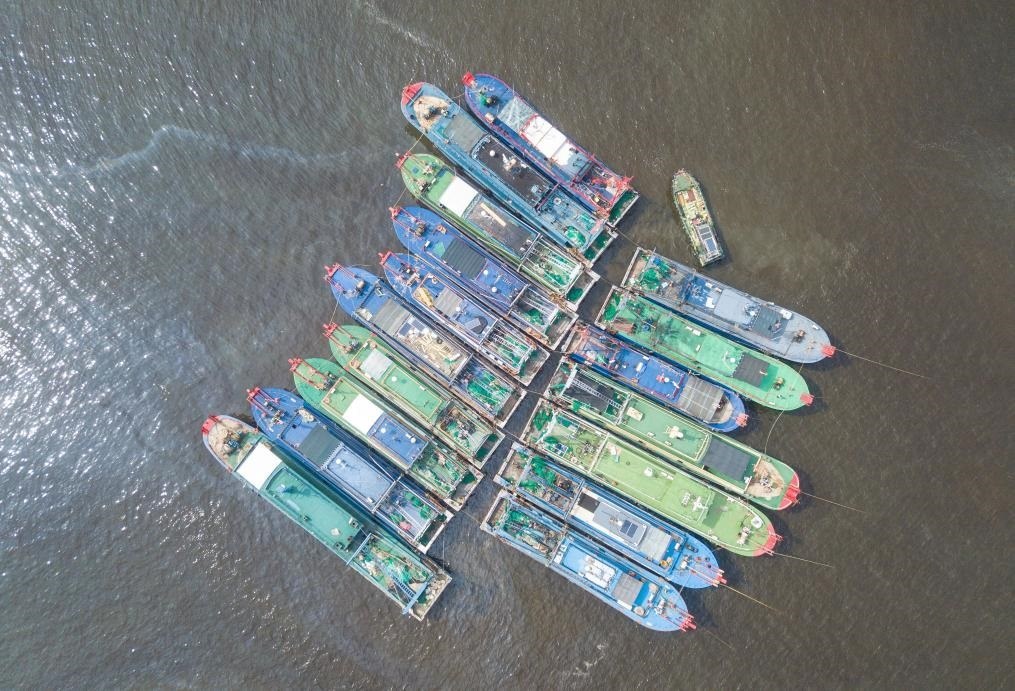 9月4日，船只在海南省海口市新港碼頭?？勘茱L(fēng)（無人機(jī)照片）。新華社記者 蒲曉旭 攝