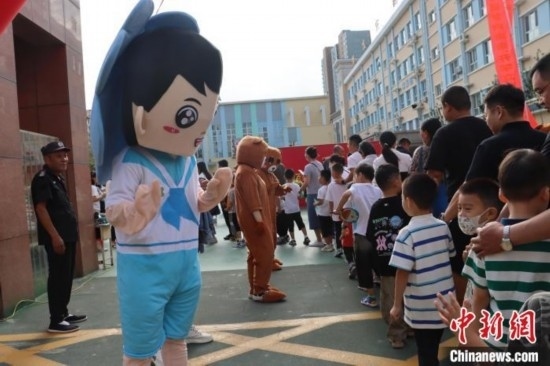 圖為衡水市新苑小學，老師穿上玩偶服裝歡迎新生入學。王天祥 攝