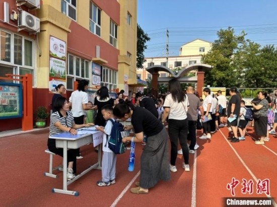 圖為衡水市康復街小學，正在簽到的小學生。徐鵬璐 攝