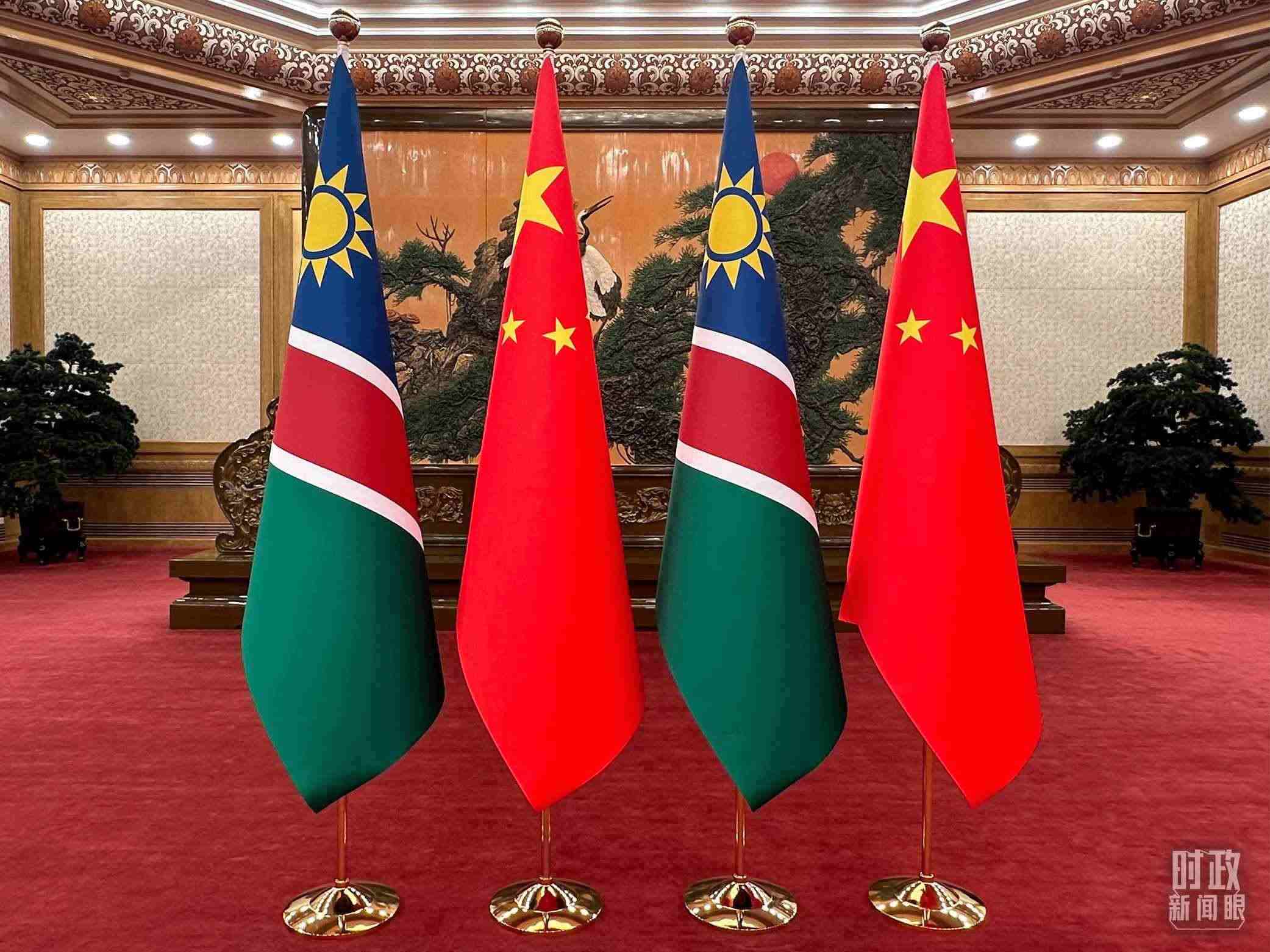  △雙邊會(huì)見現(xiàn)場的中國和納米比亞國旗。（總臺(tái)央視記者范一鳴拍攝）