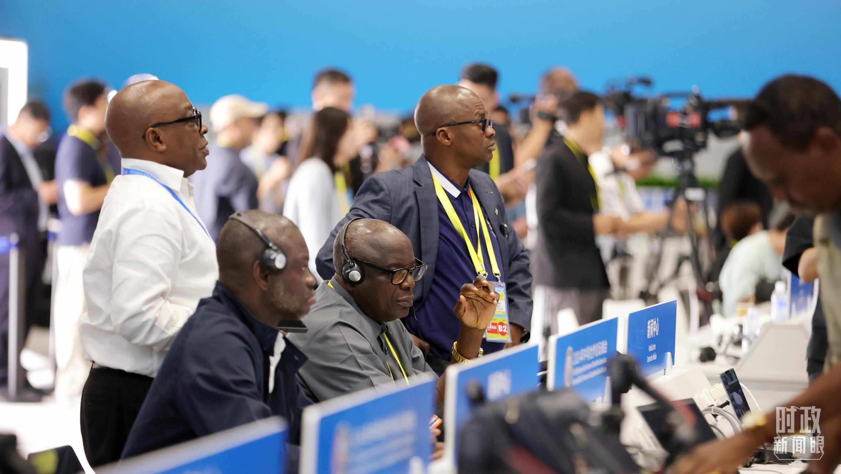  △媒體記者在人民大會(huì)堂和新聞中心參與峰會(huì)報(bào)道。（總臺(tái)央視記者范一鳴、魏幫軍拍攝）