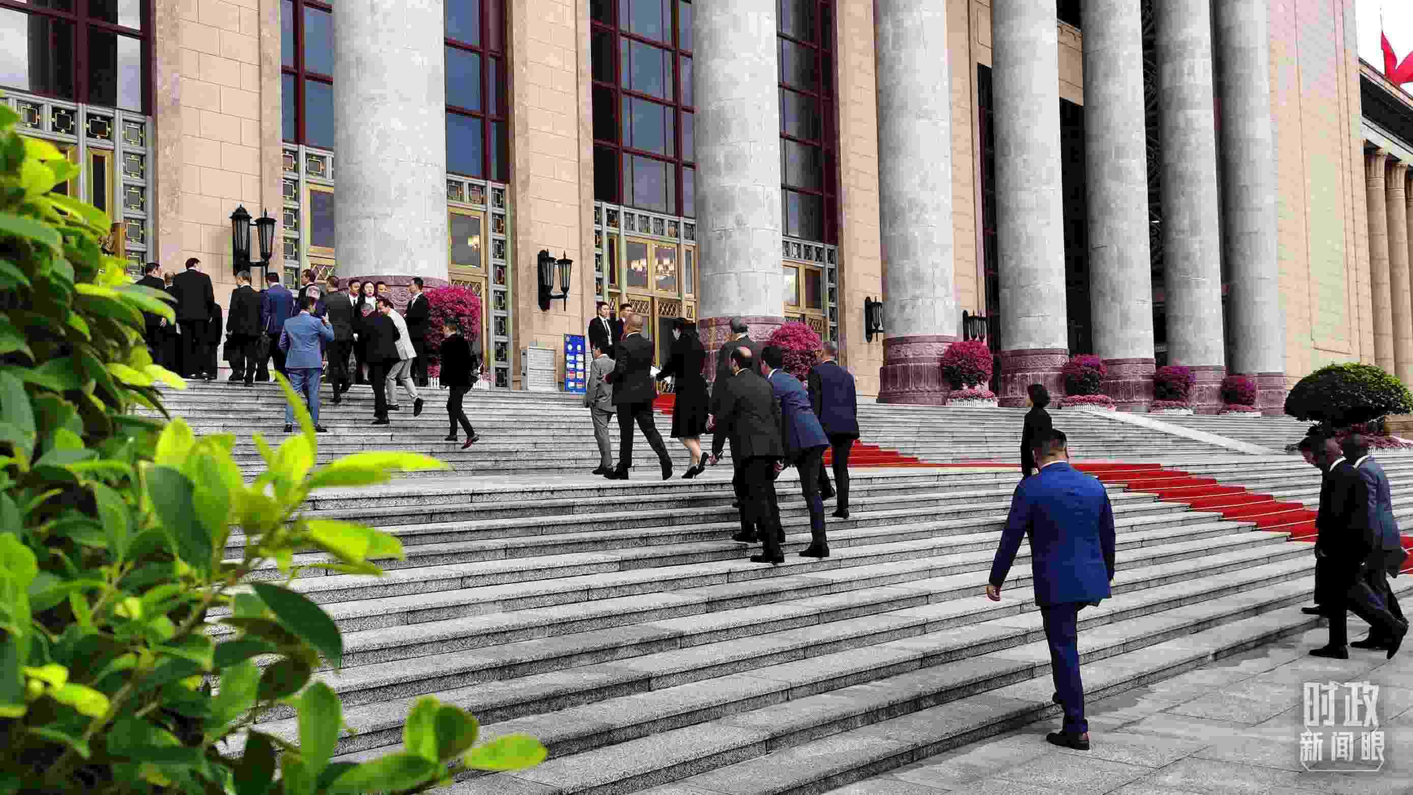  △與會(huì)者正在步入會(huì)場。（總臺(tái)央視記者郭鴻拍攝）