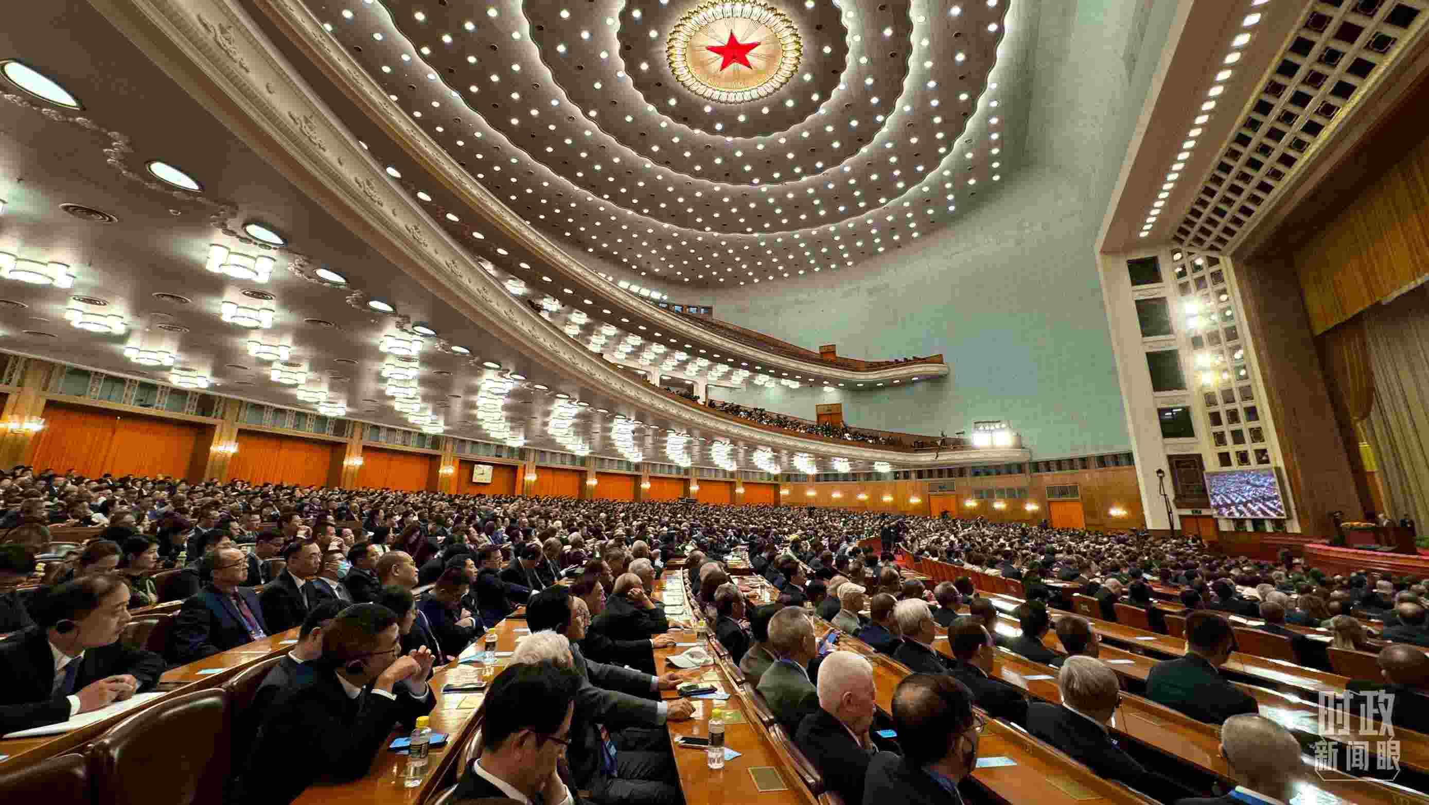  △中非合作論壇非方成員國國家元首、政府首腦、代表團(tuán)團(tuán)長及國際和地區(qū)組織負(fù)責(zé)人等中外各界人士3200余人出席開幕式。（總臺(tái)央視記者蔣碩拍攝）