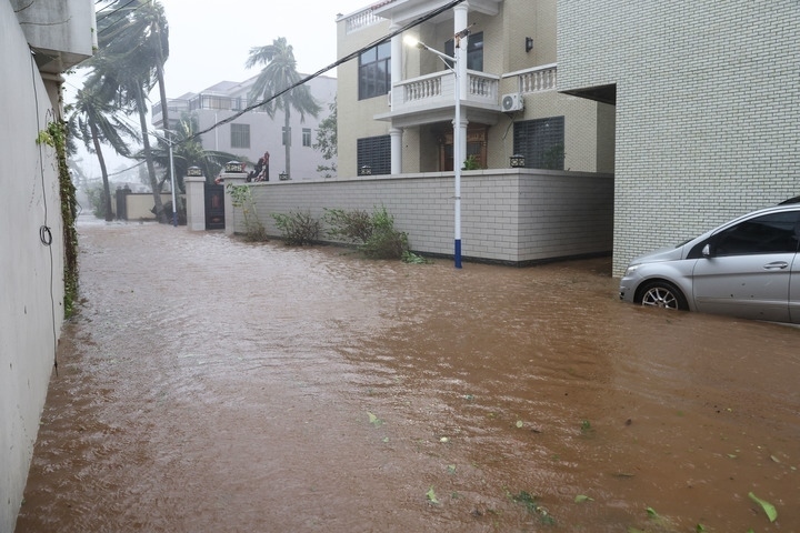 臺(tái)風(fēng)“摩羯”導(dǎo)致海南部分地區(qū)出現(xiàn)洪澇。新華社記者 張麗蕓 攝