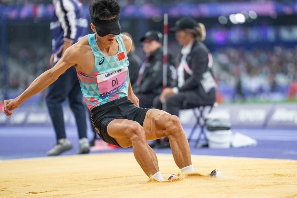 8月30日，邸東東在巴黎殘奧會(huì)田徑男子跳遠(yuǎn)T11級(jí)決賽中試跳。新華社記者 黃偉 攝