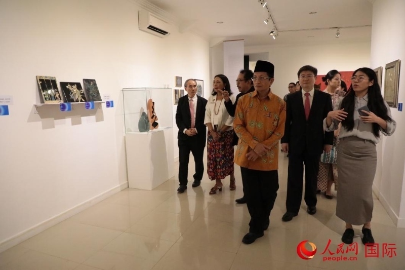 參加開幕式的嘉賓參觀展覽。人民網記者曹師韻攝