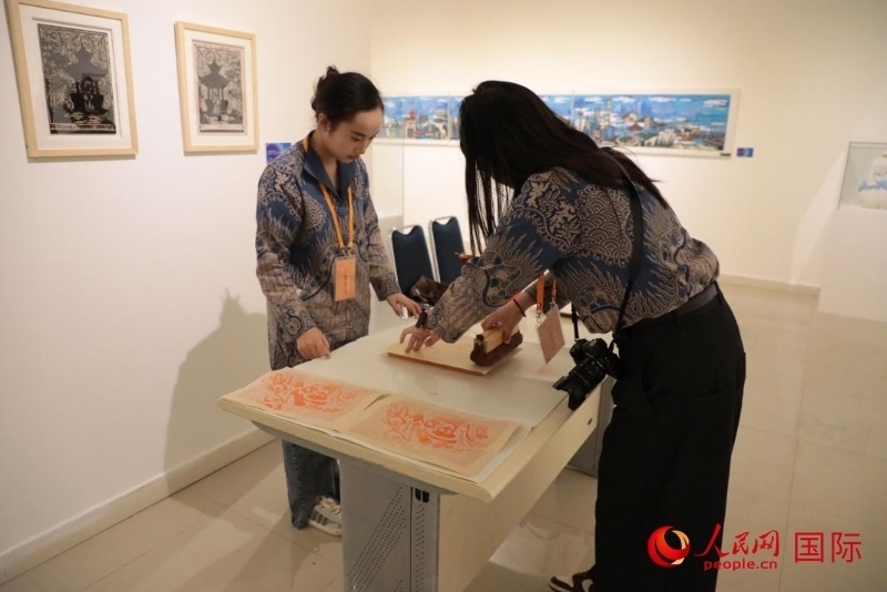展覽現(xiàn)場的拓印技藝體驗工坊。人民網記者曹師韻攝