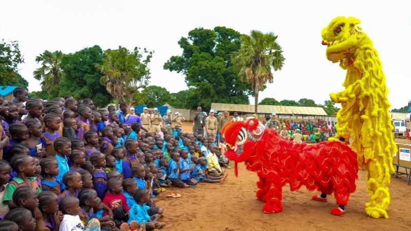 舞獅活動引發(fā)現(xiàn)場熱烈掌聲。謝坤攝