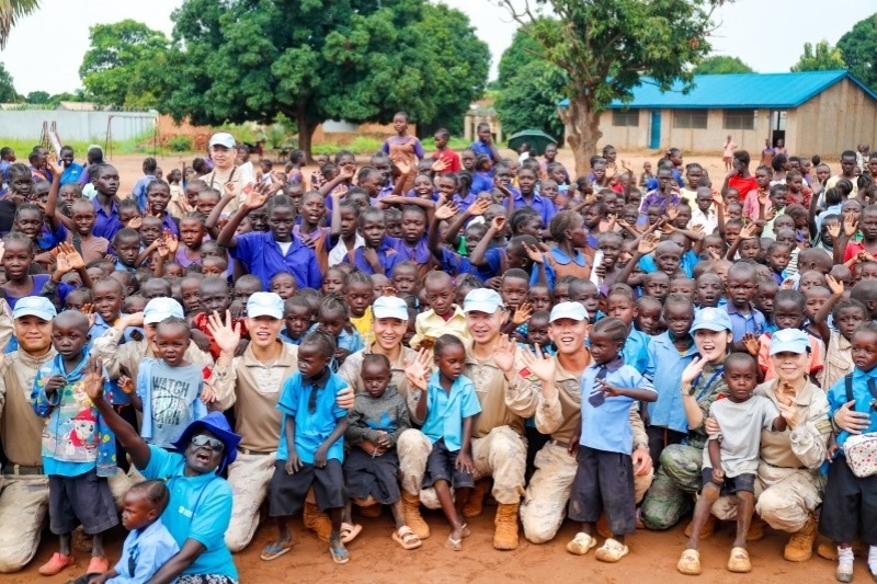 維和官兵與學(xué)生進(jìn)行合影。殷亦豪攝