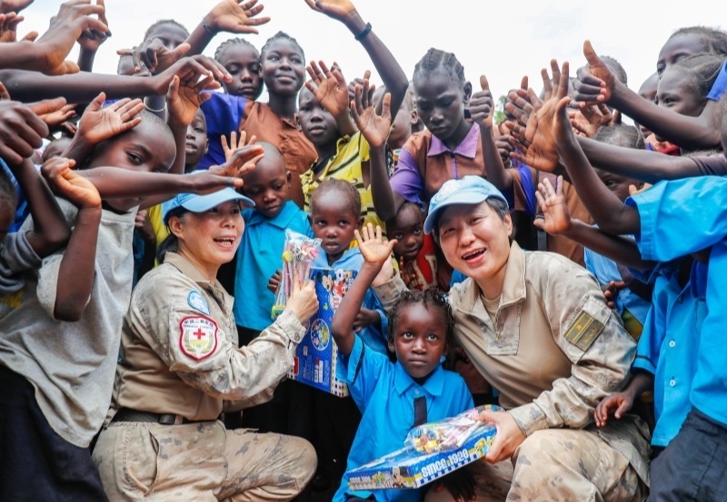 學(xué)生對中國官兵援助表達(dá)感謝。王皓宇攝