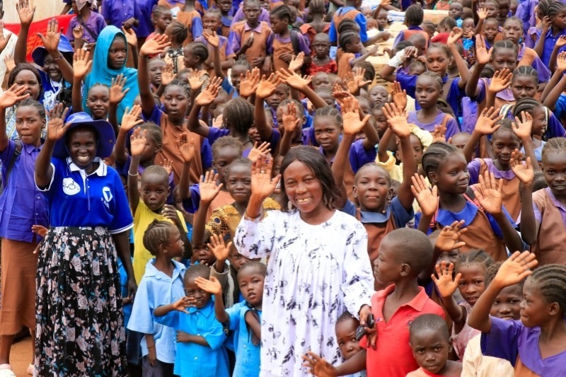 學(xué)校師生送別維和官兵。王軍杰攝