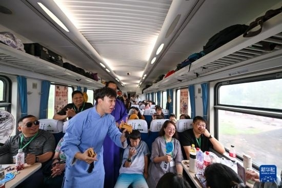 9月7日，相聲演員在S910列車上為旅客表演快板。