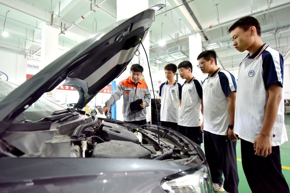 2024年6月7日，河北省邢臺市威縣職業(yè)技術(shù)教育中心教師在指導學生學習汽車維修技術(shù)。新華社記者 王曉 攝