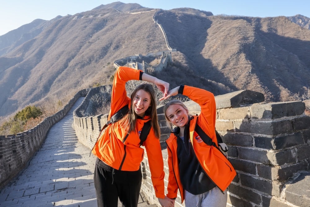 2024年3月20日，美國華盛頓州中學生代表團的成員在北京慕田峪長城留影。新華社記者 殷剛 攝
