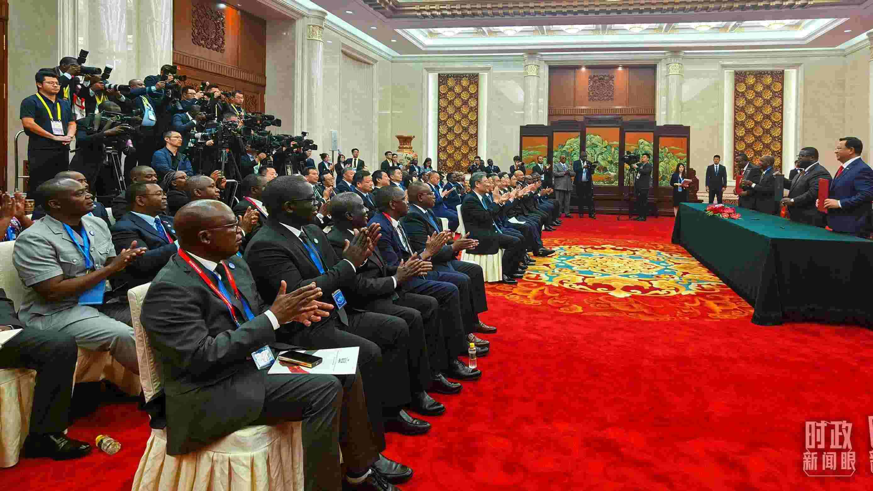 《坦贊鐵路激活項(xiàng)目諒解備忘錄》簽署現(xiàn)場。（總臺央視記者曹亞星拍攝）