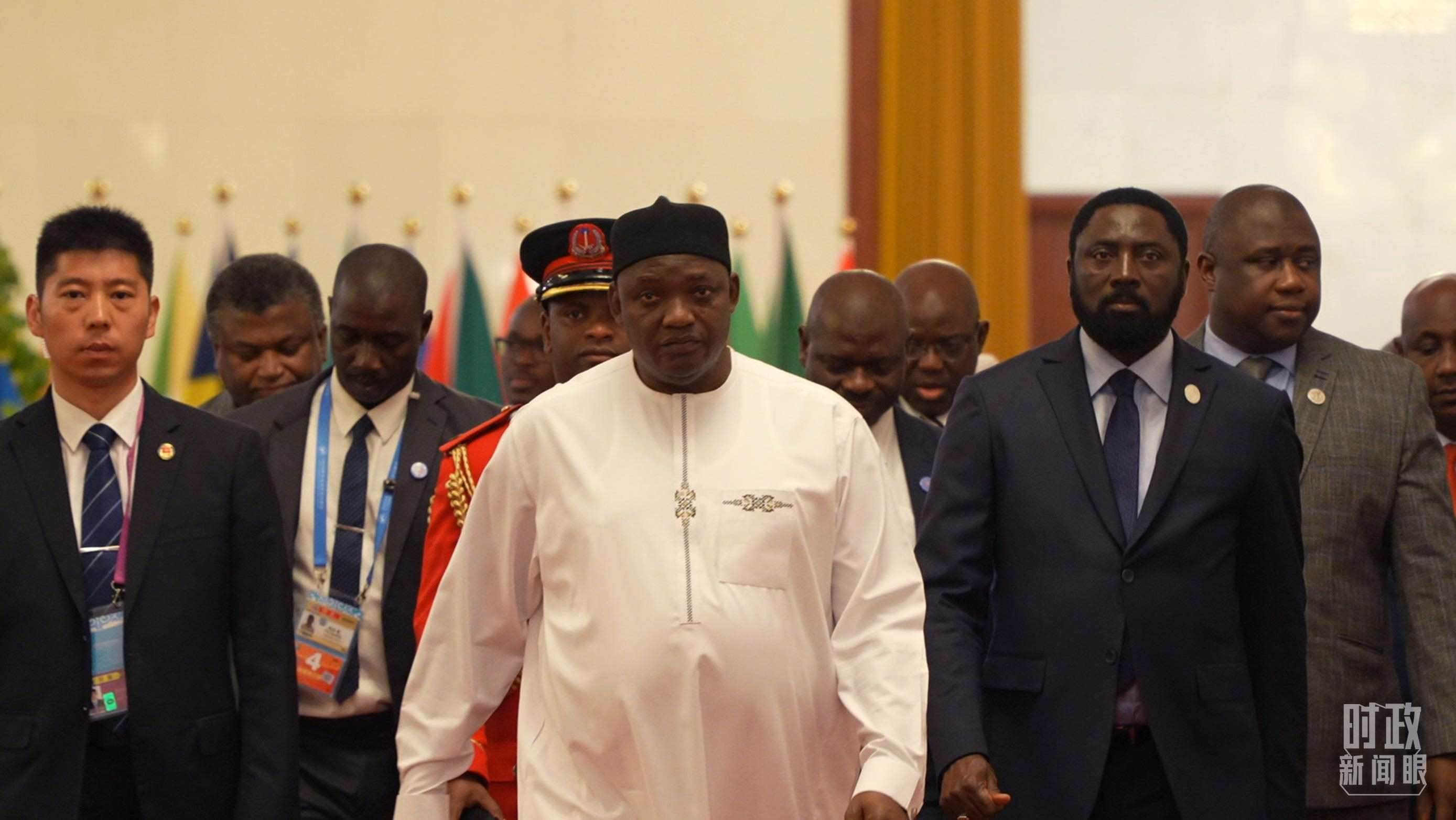 岡比亞總統(tǒng)巴羅走向會見廳。（總臺央視記者蔣碩拍攝）