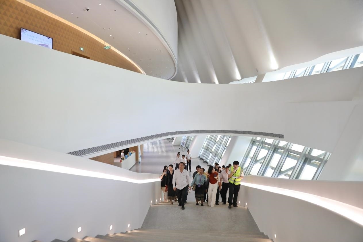 亞洲媒體考察團(tuán)正在上樓?！吨袊?guó)經(jīng)濟(jì)周刊》記者 肖翊攝