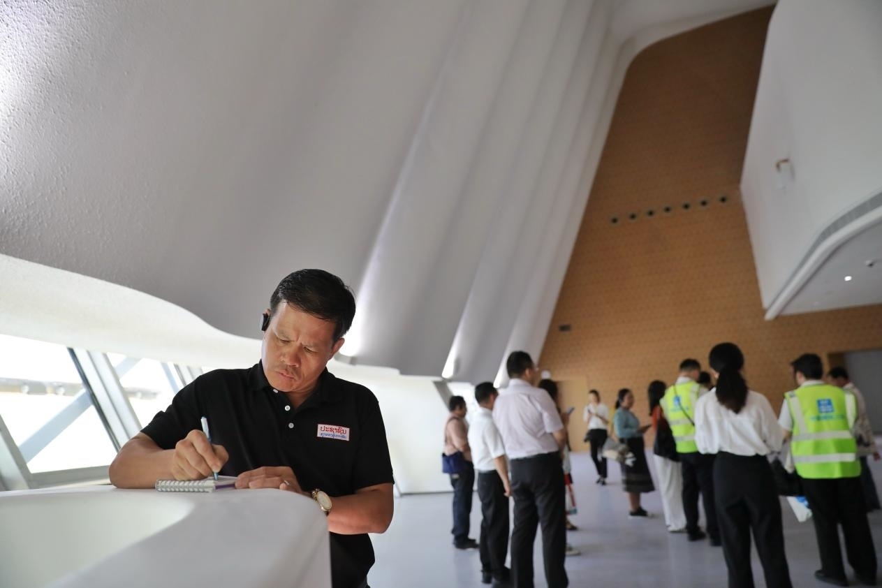 亞洲媒體考察團(tuán)參觀綜合劇場(chǎng)外墻?！吨袊?guó)經(jīng)濟(jì)周刊》記者 肖翊攝