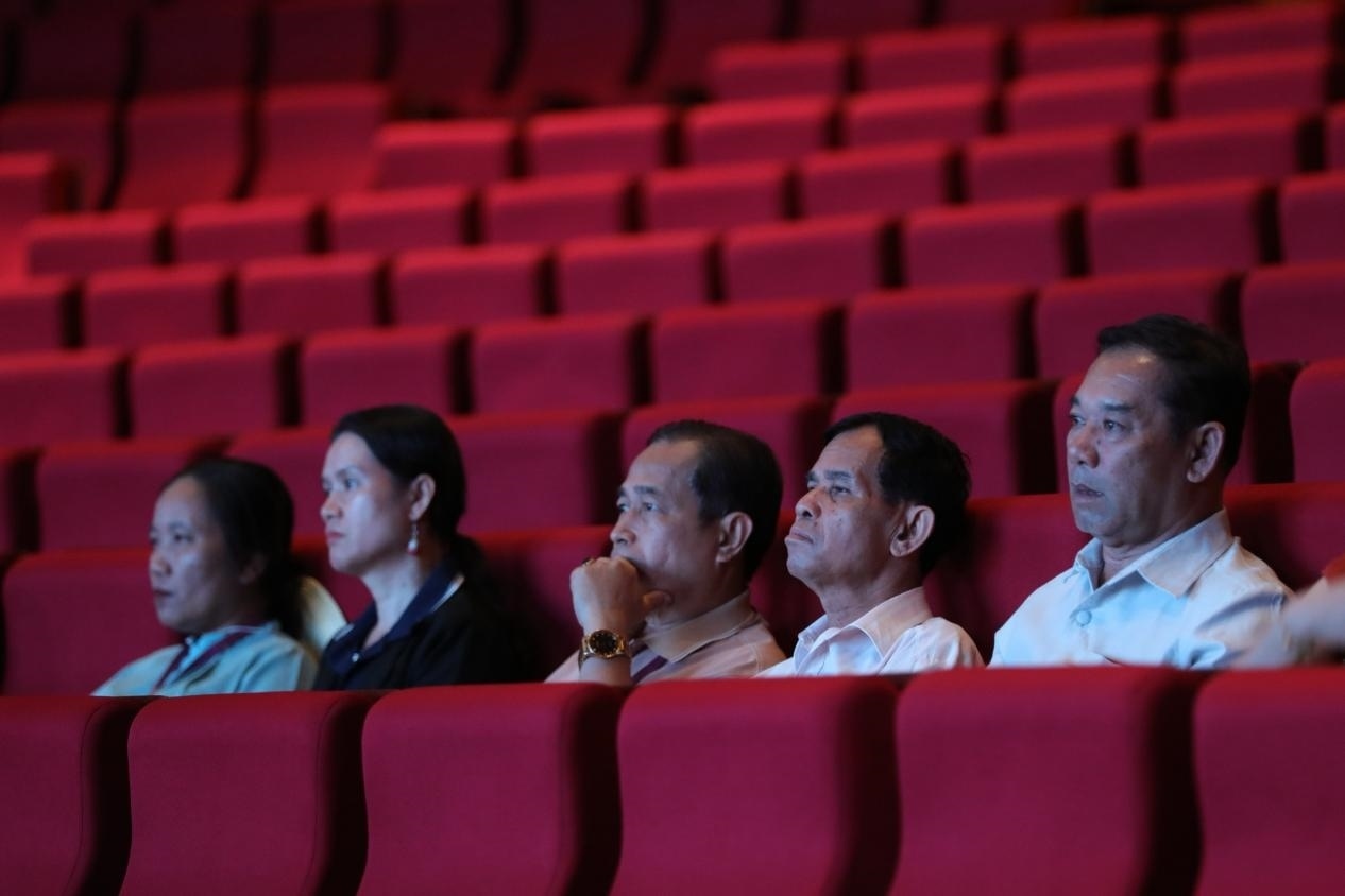 亞洲媒體考察團(tuán)在觀眾席就座?！吨袊?guó)經(jīng)濟(jì)周刊》記者 肖翊攝