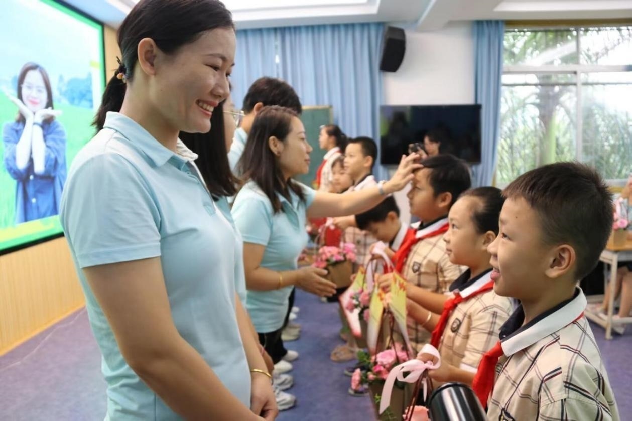 2023年教師節(jié)前，廣西南寧一所學校，學生向老師獻上鮮花、賀卡。