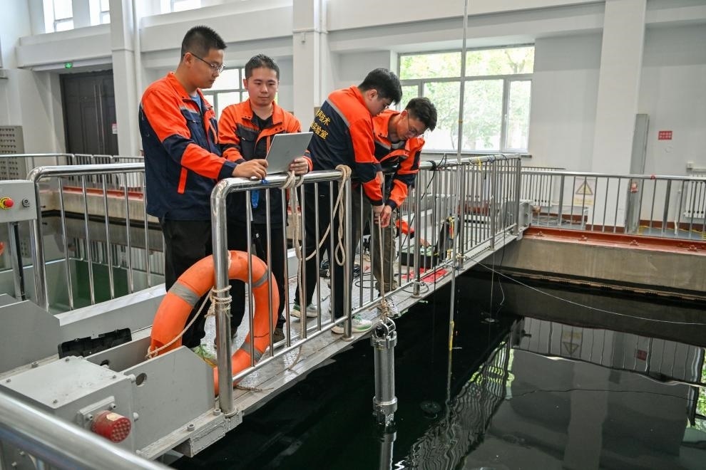 哈爾濱工程大學(xué)水聲工程學(xué)院學(xué)生在進(jìn)行技術(shù)實(shí)驗(yàn)。新華社記者王松 攝