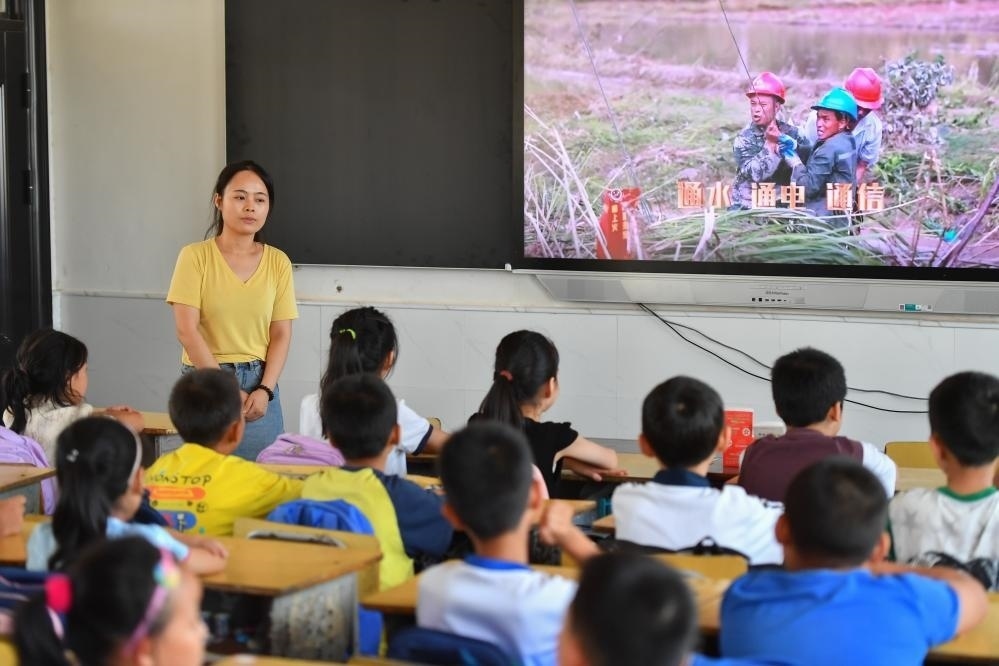 今年夏天，湖南華容縣等地遭受洪澇災害。9月，華容縣一所學校，老師通過講述防災救災故事，引導孩子們知情、共情，汲取成長的力量。