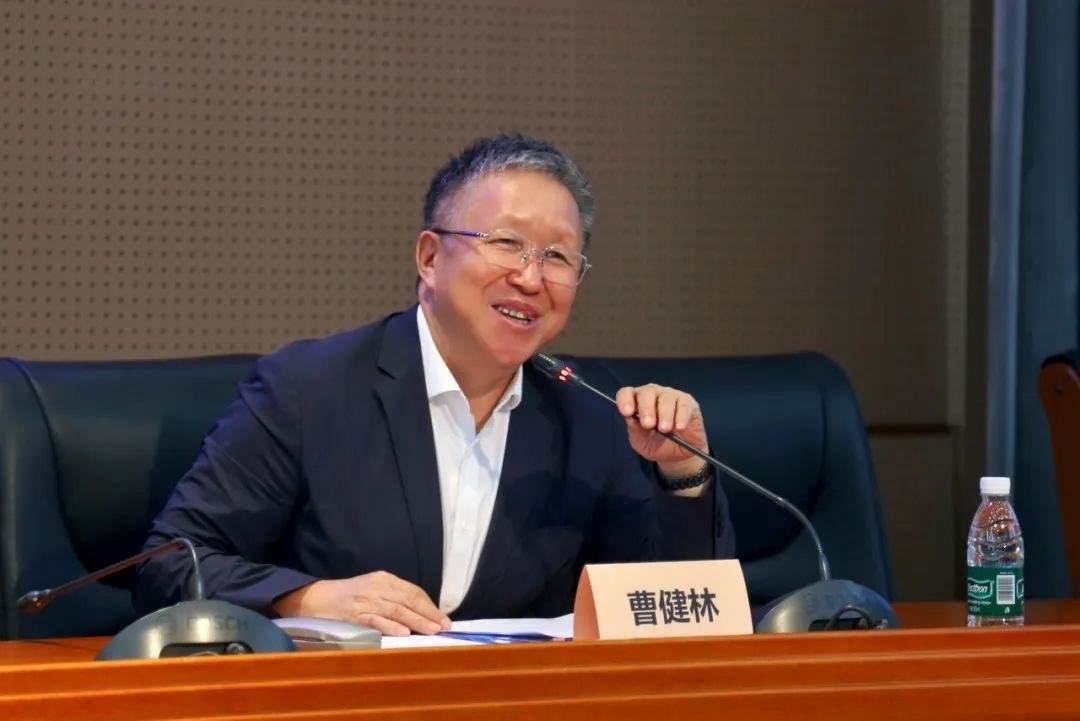 科技部原副部長、十三屆全國政協(xié)教科衛(wèi)體委員會(huì)副主任、現(xiàn)任季華實(shí)驗(yàn)室理事長、主任曹健林致辭。主辦方供圖