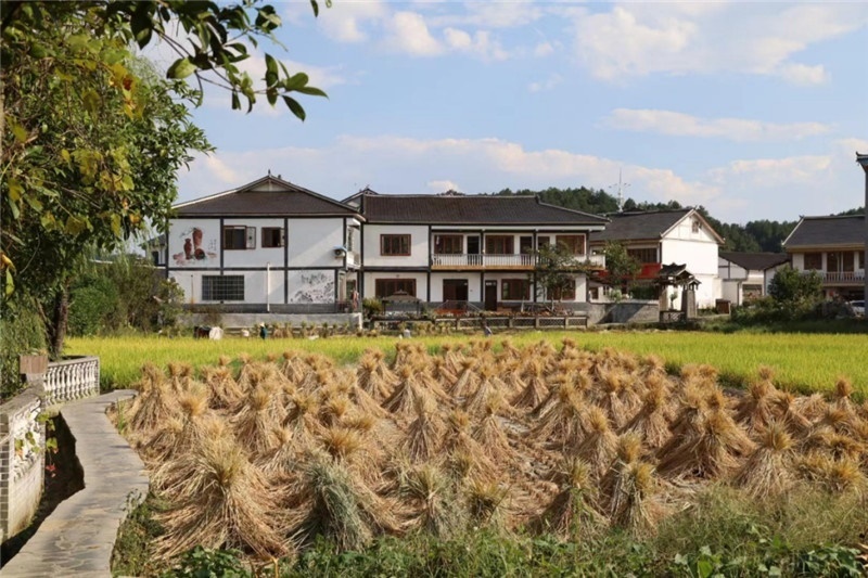 傳統(tǒng)的黔北村莊風(fēng)貌同現(xiàn)代民居元素相融合，人文風(fēng)光與生態(tài)自然風(fēng)景相結(jié)合，人與自然和諧共生。（俄羅斯《中國(guó)與俄羅斯》雜志社社長(zhǎng)奧列格·別列日內(nèi)赫攝）