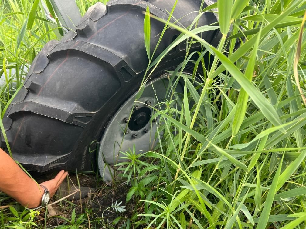 林甸縣一處大型噴灌設(shè)備癟了的輪胎。新華社記者董寶森攝