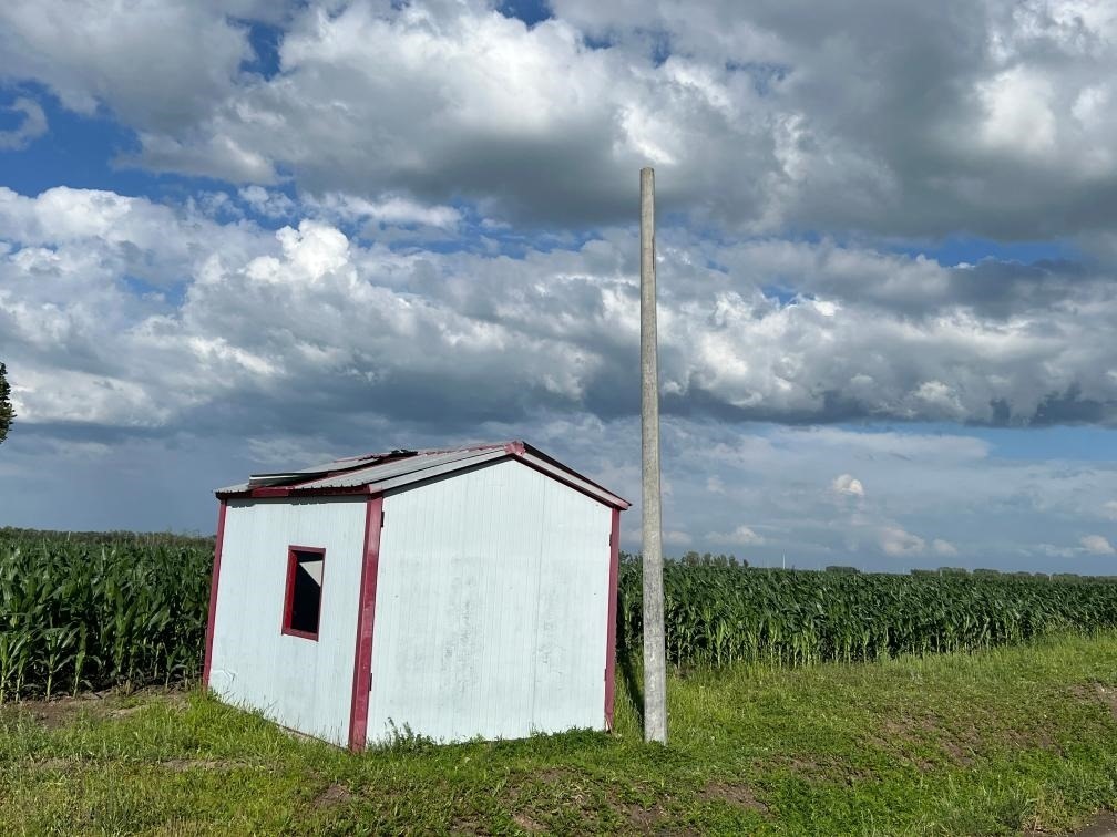 林甸縣一處保護水源井的鐵皮房出現(xiàn)破損，未見配套設(shè)備。新華社記者董寶森攝