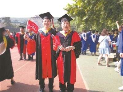 圖為李德仁(右)和學(xué)生肖雄武的合影。 肖雄武供圖