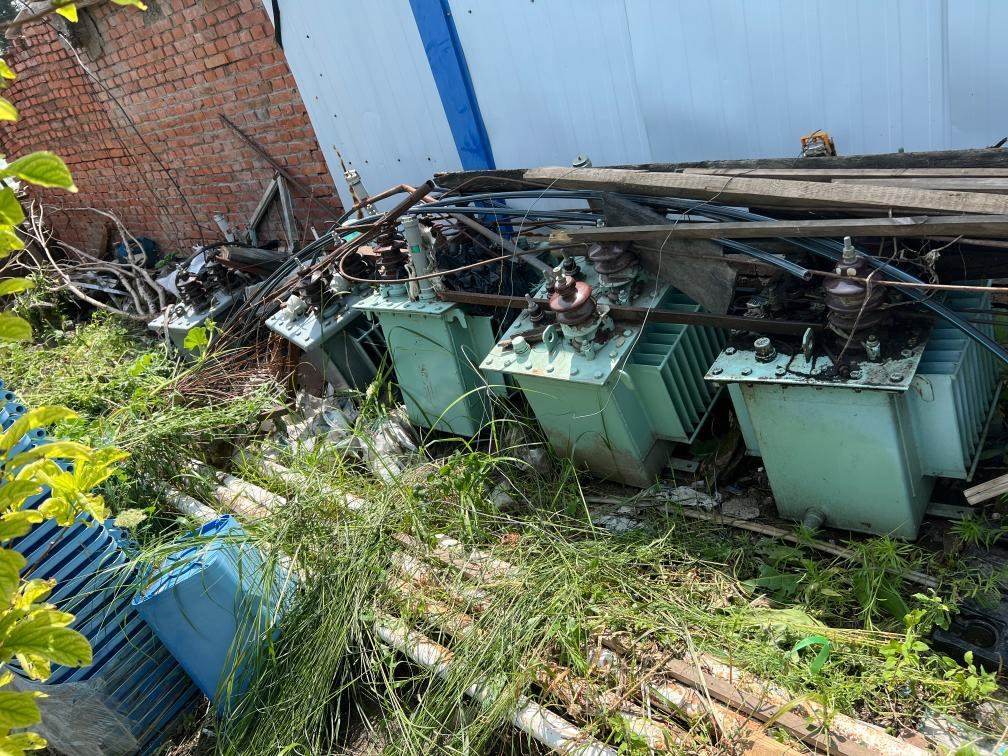 存放在農(nóng)戶家中的變壓器。新華社記者董寶森攝