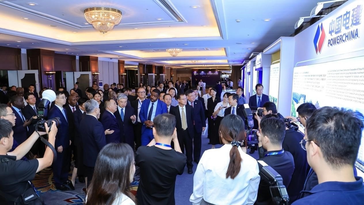 與會嘉賓參觀主題展覽。主辦方供圖