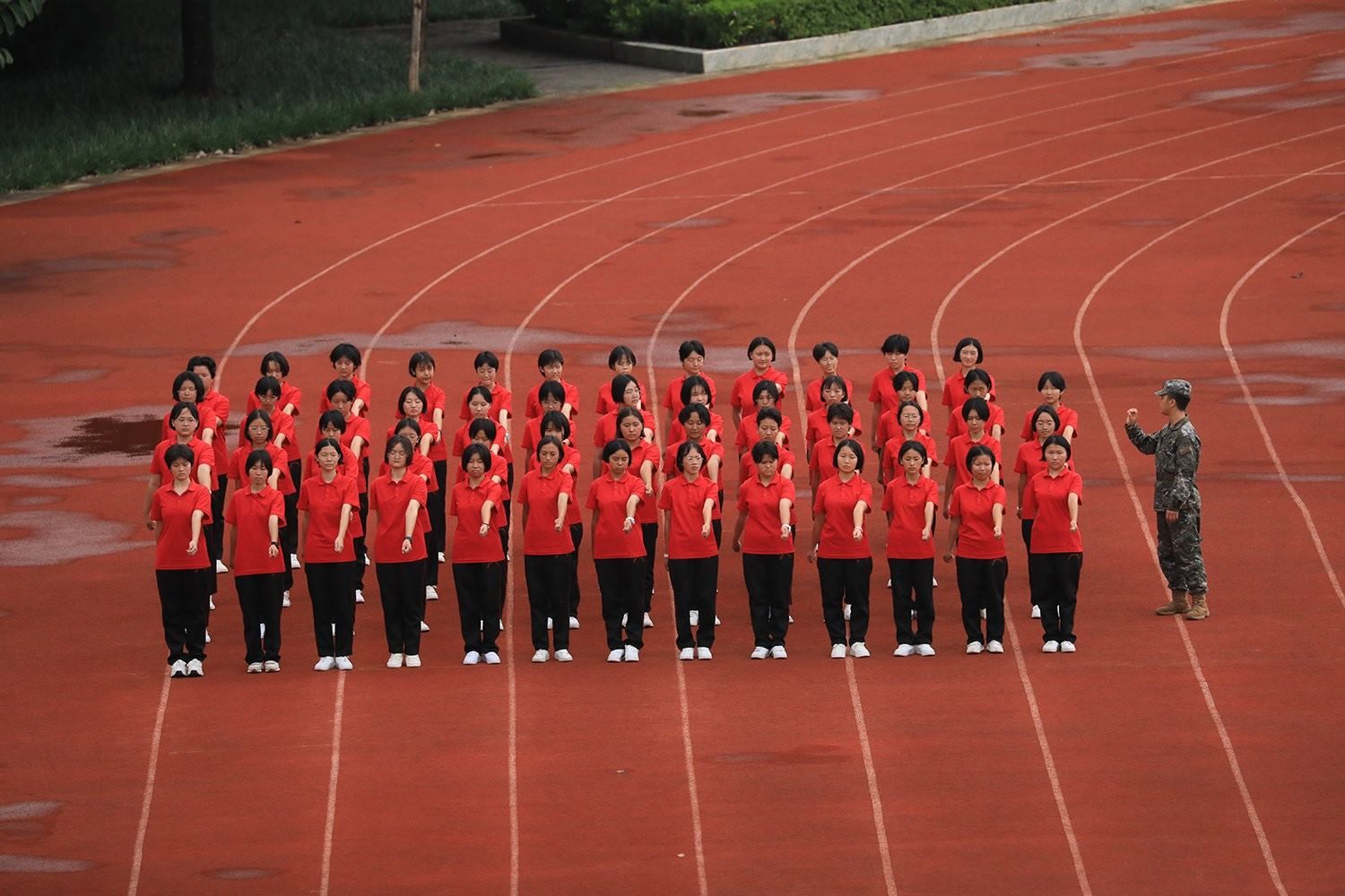 華坪女高2024級新生軍訓(xùn)。華坪縣融媒體中心供圖