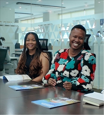 支隊(duì)成員在CGTN非洲總站與當(dāng)?shù)赜浾呓涣?。穆瑞瑩攝