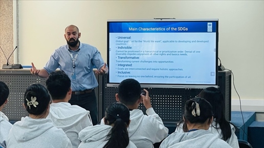 聯(lián)合國內(nèi)羅畢辦事處的工作人員為支隊(duì)成員講解可持續(xù)發(fā)展目標(biāo)。林源攝