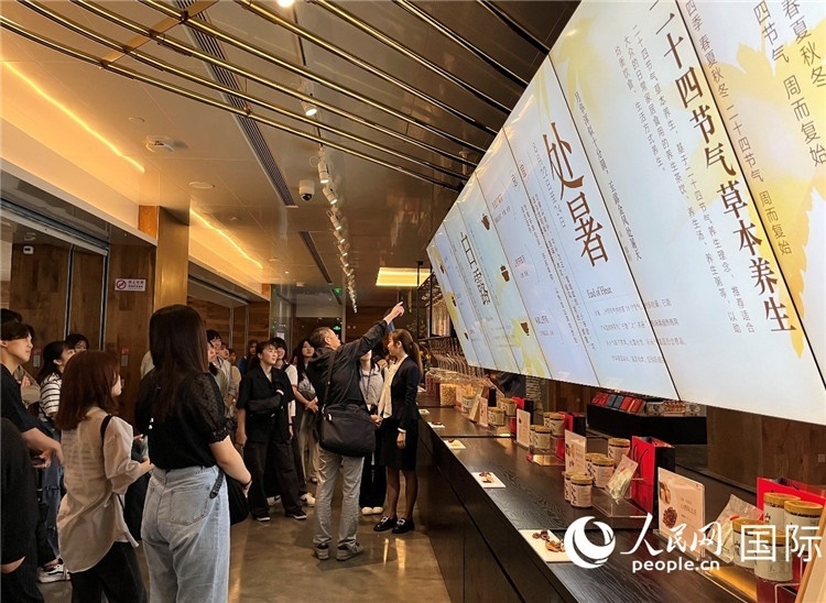 2. 日中友好協(xié)會(huì)青年代表團(tuán)一行學(xué)習(xí)24節(jié)氣養(yǎng)生知識(shí)。（人民網(wǎng)記者陳思 攝）