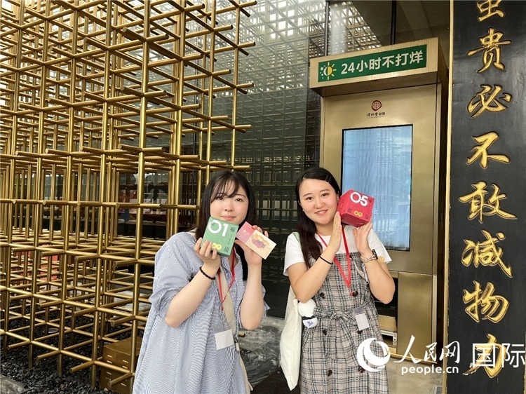 5. 代表團(tuán)團(tuán)員展示通過(guò)無(wú)人售藥機(jī)購(gòu)買(mǎi)的盲盒。（人民網(wǎng)記者陳思 攝）