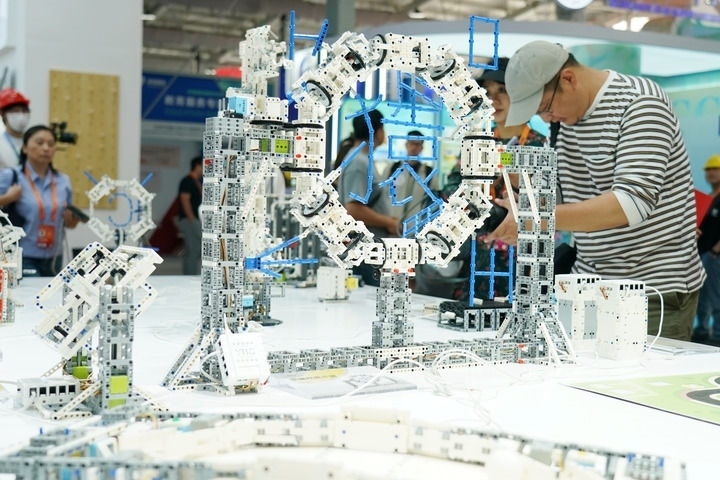 2024年9月11日，記者在服貿(mào)會首鋼園區(qū)教育服務(wù)館采訪。新華社記者 張晨霖 攝