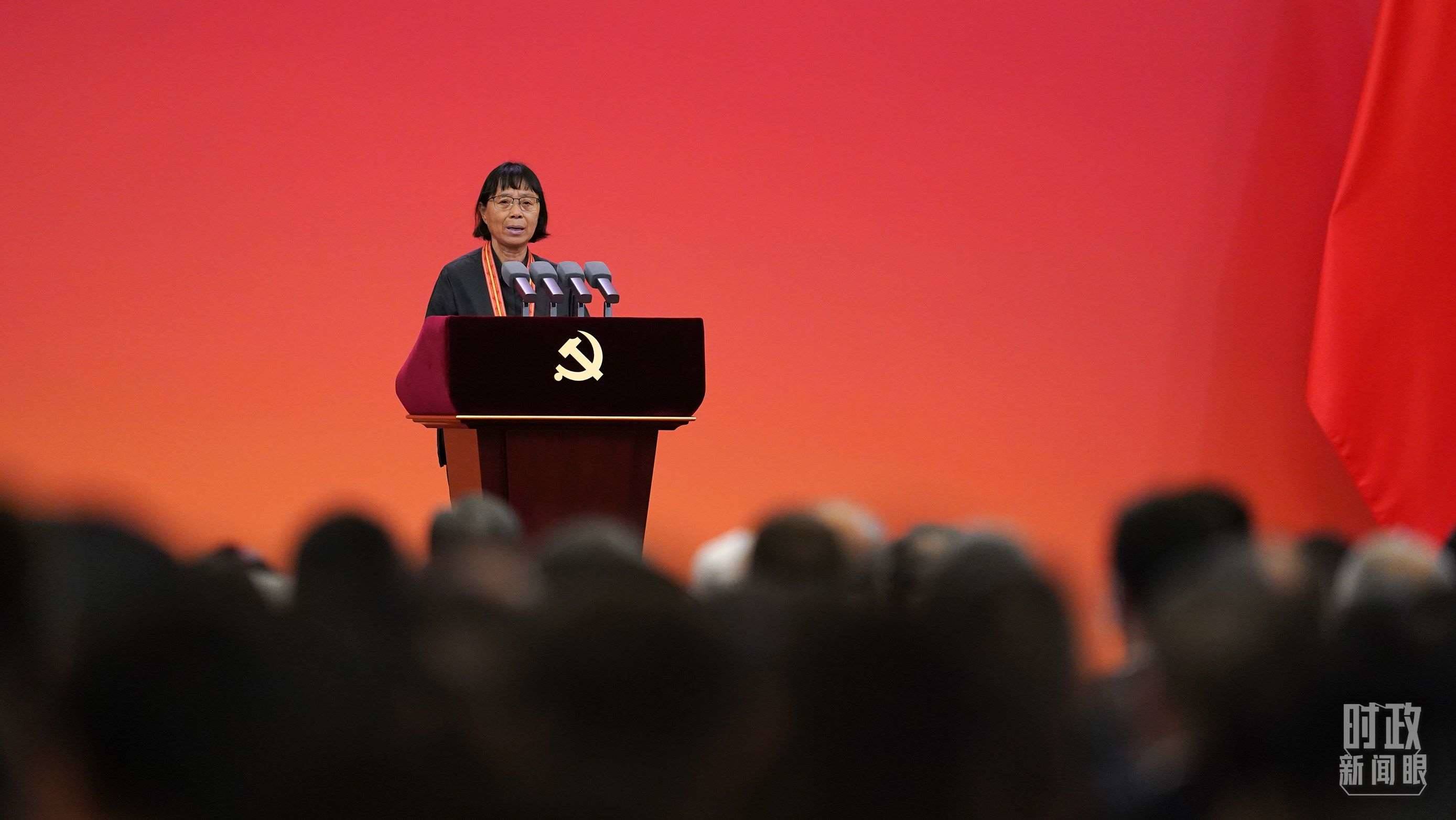  △2021年6月，幫助數(shù)千名貧困山區(qū)女孩圓夢大學的人民教師張桂梅，代表“七一勛章”獲得者發(fā)言。（總臺國廣記者李晉拍攝）