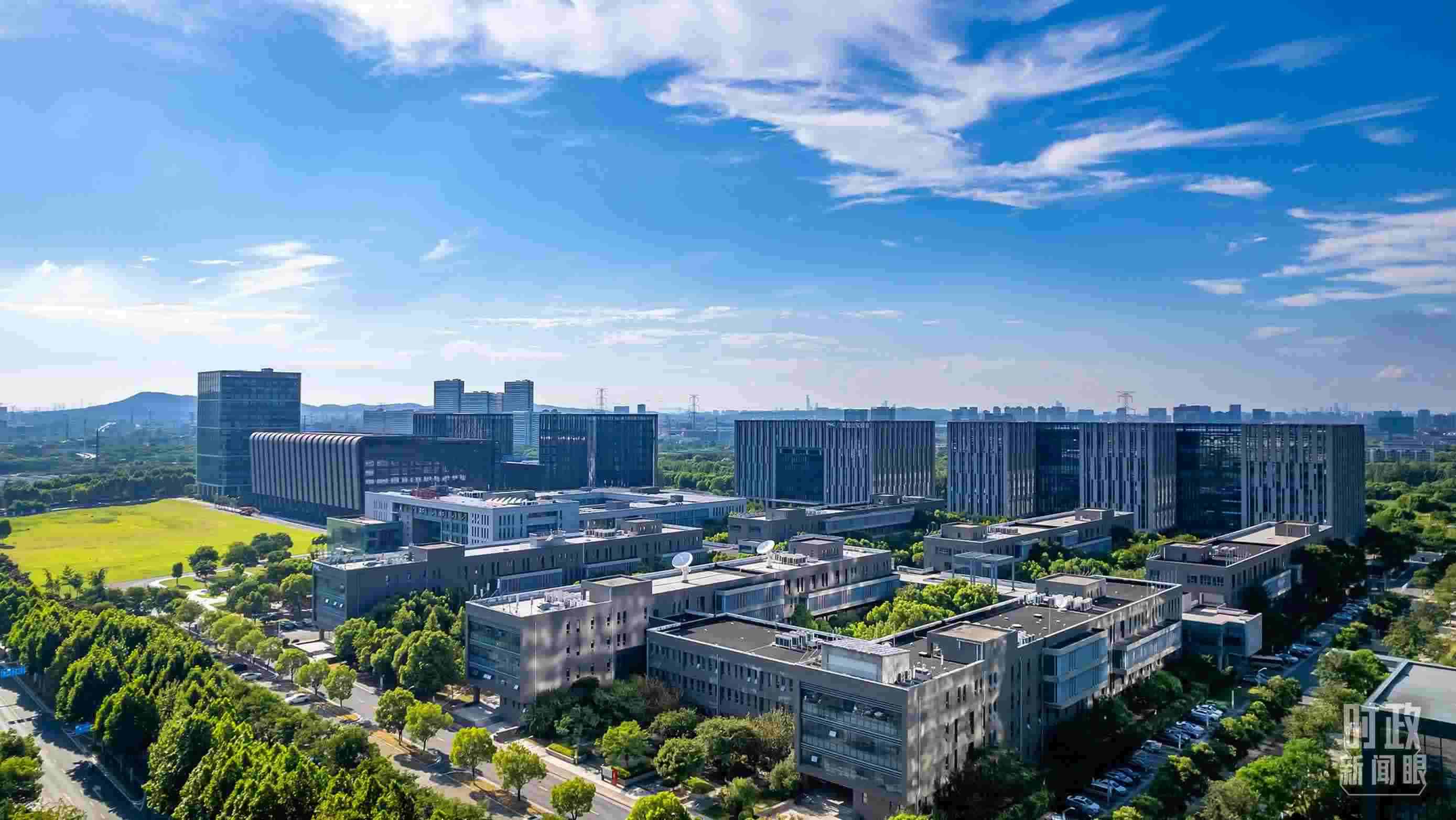  △2023年7月，習近平調研南京紫金山實驗室，強調要為實現(xiàn)高水平科技自立自強立下功勛。（圖/視覺中國）