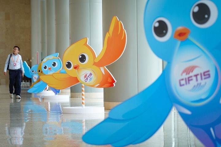 2024年9月11日在國家會議中心拍攝的服貿(mào)會吉祥物“福燕”形象。新華社記者 陳鐘昊 攝