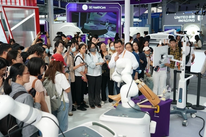 2024年9月11日，記者在服貿(mào)會首鋼園區(qū)健康衛(wèi)生服務(wù)館采訪。新華社記者 張晨霖 攝