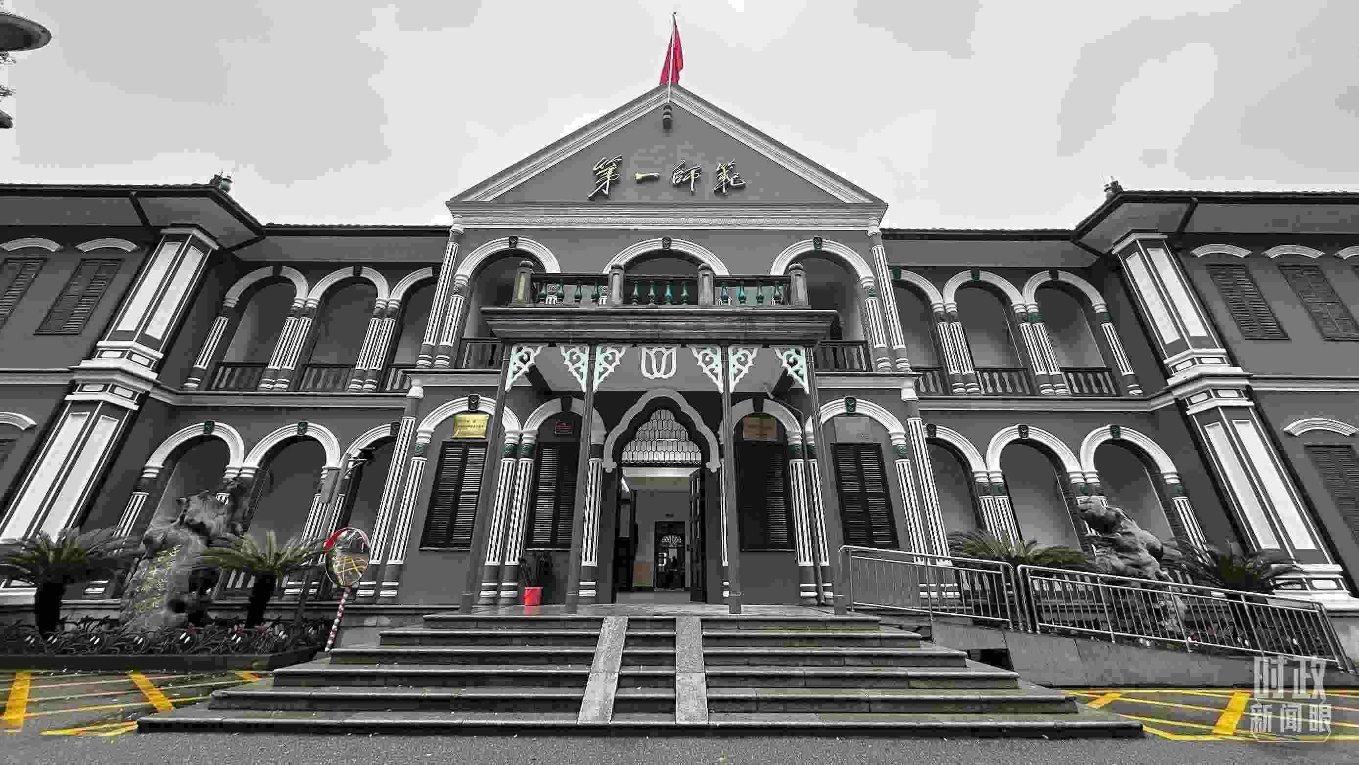  △2024年3月，習近平來到湖南第一師范學院（城南書院校區(qū)）考察。當時他說，國家要強大，必須辦好教育。（總臺央視記者覃思拍攝）