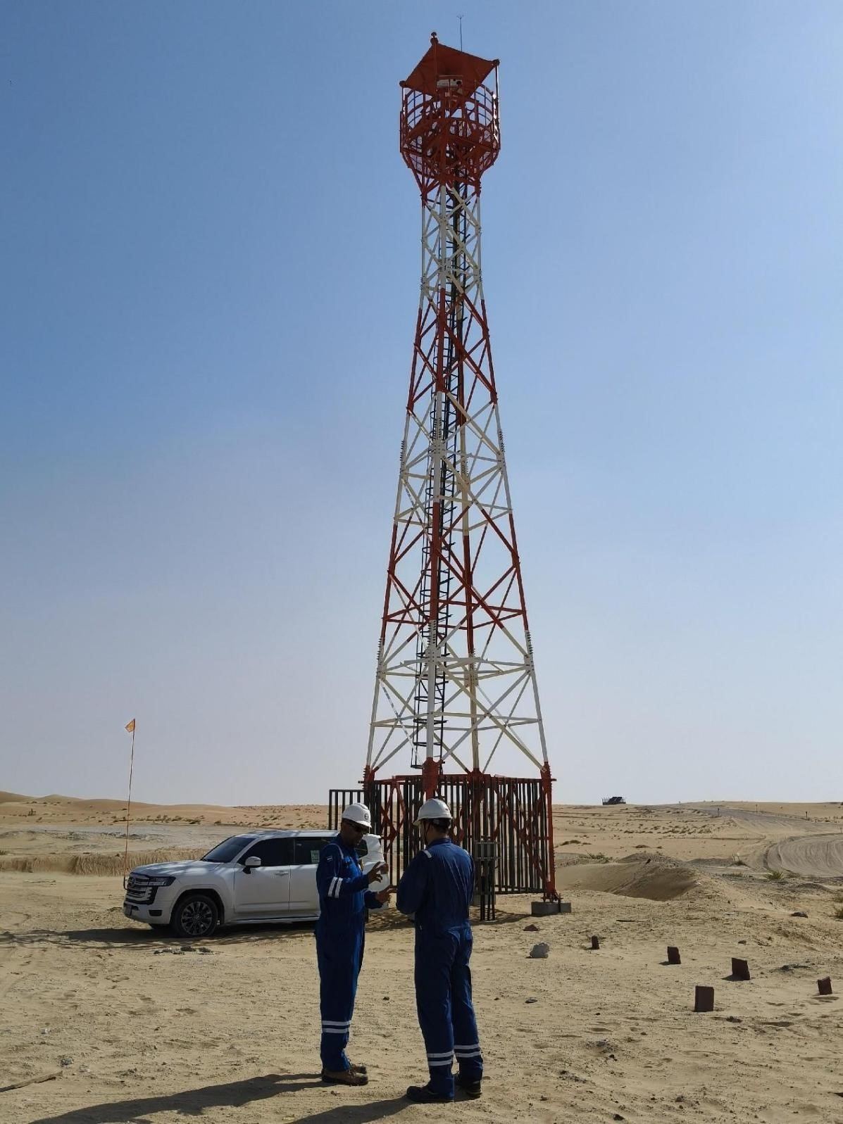 工作人員在調(diào)試紅外線氣體監(jiān)測及智能預警系統(tǒng)。振華石油供圖