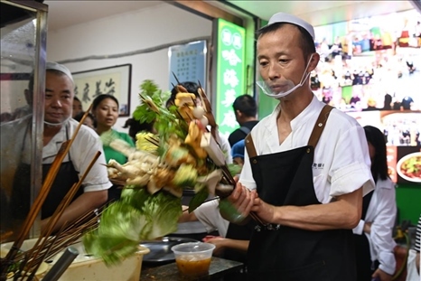 店員準備制作天水麻辣燙。新華社記者 范培珅 攝